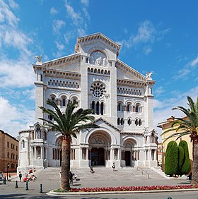 La cathédrale vue de la rue du Colonel Bellando de Castro, avec la rue de l'Église à gauche.