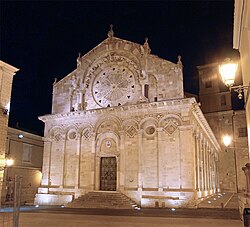 Katedral ng Troia sa gabi