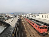 駅構内・広島方 右から駅舎、1番のりばの単式ホーム、ホームのない待避線、2・3番のりばの島式ホーム 1番のりばの先にあった旧0番線は駅前の整備事業により撤去された（2018年3月）