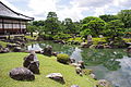 寛永行幸に合わせて設計された小堀遠州の代表作として名高い二の丸庭園から二の丸御殿大広間を望む。