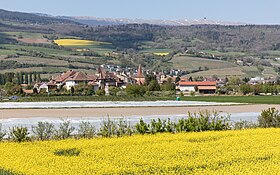 Le Landeron mit dem Chasseral im Hintergrund