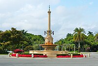 DeSoto Fountain middenin een verkeersplein in Coral Gables in Florida.