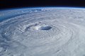 El huracán Isabel fue un huracán de categoría 5 que empezó a formarse el 6 de setiembre de 2003 en el océano Atlántico y duró hasta el 20 de setiembre, produciendo unos daños estimados en 3.600 millones de dólares. Por NASA.