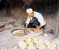 In Oeïgoerske naan-bakker