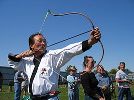 Arc coreà modern a punt de tirar. L'arquer és el mestre Heon Kim.