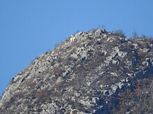 Panneau représentant un cow-boy sur un cheval blanc et réfléchissant le soleil, de la taille approximative de randonneurs se trouvant à proximité.