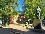 Statuen av hvalfangstrederen Svend Foyn like ved domkirken ble «skiænket Tønsberg By av Hvalfangere 1915». Foto: 2015