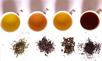 Vihreää Bancha-teetä, keltaista Kekecha-teetä, Oolong-teetä (Kwai) ja mustaa Assam-teetä.