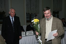 Председатель Союза писателей России Валерий Ганичев поздравляет Александра Казинцева с Большой литературной премией России. 1 декабря 2011 г.
