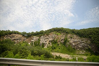 금성면 중전리 중앙고속도로 남제천 나들목 남쪽에 드러난 삼태산층의 노두