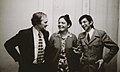 Novembre 1973 ; à l'ambassade de Cuba, Louis Astre avec Béatrice Allende et Badilla, représentants de la gauche chilienne en exil auxquels il vient de remettre le premier versement du comité français « Solidarité-Chili ».