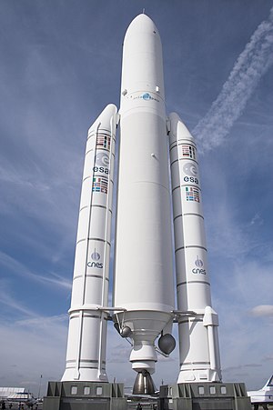 Maketa nosné rakety Ariane 5 v muzeu ve městě Le Bourget, Francie