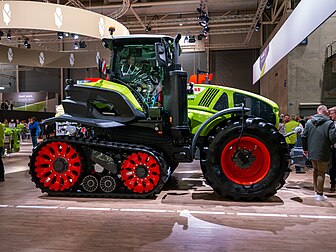 Un tracteur Claas semi-chenillé. (définition réelle 4 608 × 3 456)