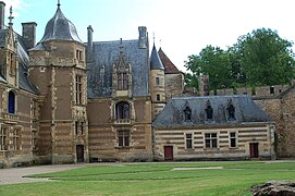 Loggia sulla facciata del castello di Ainay-le-Vieil (1500-1505).