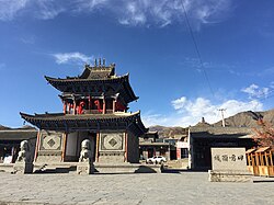 丹噶爾古城の火祖閣。右奥の山頂は北極山群廟