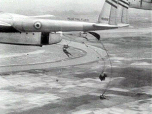 Ranskalaisia laskuvarjojoukkoja lasketaan C-119 Flying Boxcar -lentokoneesta.