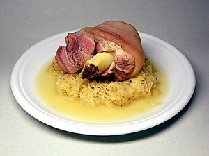 Gepökeltes Eisbein, gekocht, mit Sauerkraut