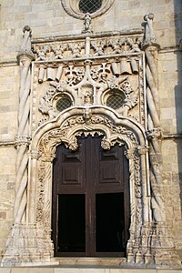 Portada manuelina de la iglesia de Golega. El retorcimiento de las columnas imita el de las gruesas maromas de los barcos, en una nación marinera volcada en la Era de los descubrimientos.