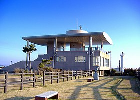 飯岡刑部岬展望館と飯岡灯台