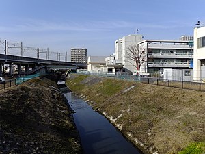 鴻沼川 2015年2月7日撮影（さいたま市中央区役所付近で埼京線の高架と交差する）