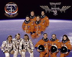 Besatzung der Space-Shuttle-Mission STS-102 (oben), die Crew der ISS-Expedition 1 (unten links) und die Crew der ISS-Expedition 2 (unten rechts).