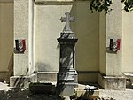 Monument aux morts surmonté d'une croix.