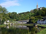 Photographie représentant une vue de Châteauneuf-du-Faou depuis les berges de l'Aulne.