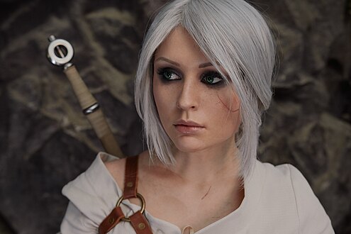 “The Witcher 3: Wild Hunt „ oʻyinining bosh qahramonlaridan biri Ciri qahramonidagi Cosplay