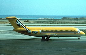 DC-9 de la TAT jaune et bleu en 1981 à Nice (Alpes-Maritimes)