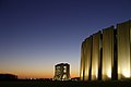 Fermilab (foto clássica), "Computing Division" e edifício ao entardecer.