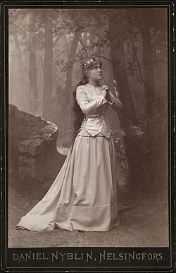 Katri Rautio Cordelian roolissa Suomalaisen teatterin näytelmässä "Kuningas Lear" vuonna 1886.