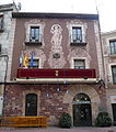 La casa de la vila de Martorell, que va ser a la curiosa pàgina d'edificis amb tapissos a es:Anexo:Galería de edificios decorados con reposteros de la viqui en castellà (pàgina ara desapareguda).