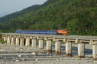 由柴電機車牽引的普快車