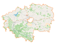 Mapa konturowa powiatu zamojskiego, u góry nieco na prawo znajduje się punkt z opisem „Skierbieszów”