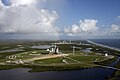 Con un arcobaleno che fa da sfondo al cielo, la navetta spaziale Atlantis (in primo piano) siede sulla Launch Pad A e Endeavour sulla Launch Pad B in questa fotografia di settembre 2008. Era la prima volta dal luglio 2001 che due navette erano contemporaneamente sulle piattaforme di lancio al Kennedy Space Center