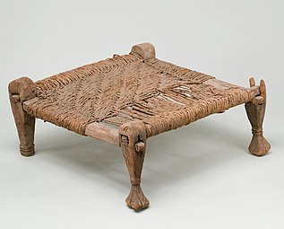 Tabouret avec siège tissé ; 1991-1450 avant J.-C. ; bois et roseau ; hauteur : 13 cm ; Metropolitan Museum of Art.