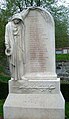 Monumento a los muertos de Allonville. Trabajo del escultor Athanase Fossé. Se levanta junto a la iglesia. Fosse no cobró por esta obra al ser natural de esta población, donde está enterrado.