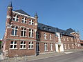 Façade principale du château, faisant partie de la mairie.