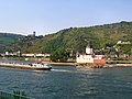 Burg Pfalzgrafenstein no medio do río, en Kaub, ao fondo Burg Gutenfels