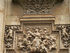 Puerta del Perdón, relieve de la Asunción por Julián Roldán.