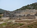 Blick über das Bühnengebäude in den Zuschauerraum des Theaters von Patara