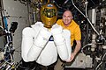 André Kuipers com o robô humanóide Robonauta2 no módulo Destiny da ISS.