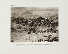 Ancienne photo en noir et blanc d'un ensemble de roches en vue aérienne. Extraite d'un vieux livre, elle est légèrement jaunie.