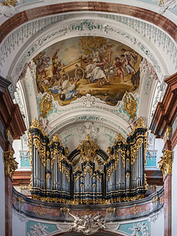 L'orgue de l'abbaye d'Altenburg, surmonté d'une fresque de Paul Troger intitulée Le transfert de l'Arche d'alliance par le Roi David. (définition réelle 3 000 × 4 000)