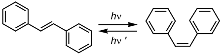 Isomerisatie van trans-stilbeen in cis-stilbeen onder invloed van licht (hν).