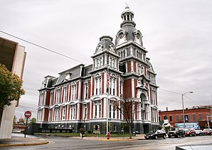 Van Wert County Courthouse in Van Wert, gelistet im NRHP mit der Nr. 74001639[1]