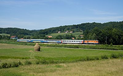 Intercity Zagreb–Sarajevo–Ploče sa lokomotivom JŽ serija 441 između Ljeskove Vode i Rakovca