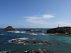 爪木崎と爪木崎灯台 左の小島は爪木島