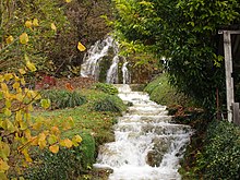 Photographie en couleurs de la cascade de la Furieuse à Challes-les-Eaux.