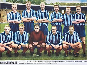Sigge Parling, halvsittande längst till höger på lagfoto från 1959.